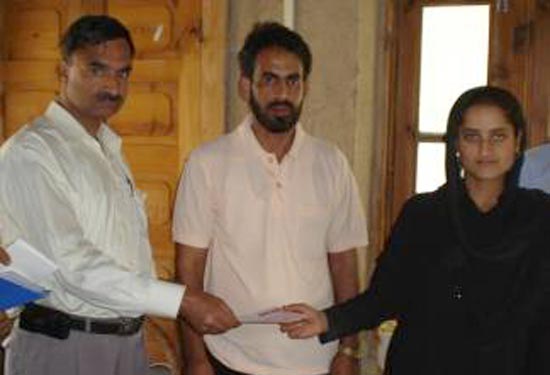JK Bank disburses loan to artisans in Pattan