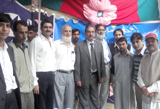 J&K Bank serves refreshment to Baba Nagri devotees J&K Bank serves refreshment to Baba Nagri devotees