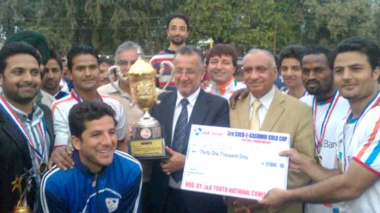 Sporting spirit wins J&K Bank team praises, prizes Sporting spirit wins J&K Bank team praises, prizes