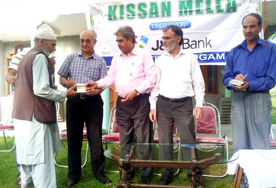 J&K Bank organizes Kissan Credit CardsMelas, distributes 373 KCC